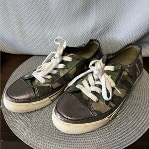 GUESS camo sneaker with platinum metallic accents and side zipper.